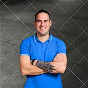 Profesor con Licenciatura en ciencias del ejercicios, con muchos cursos sobre entrenamieto y pasion.